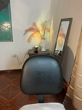 alisaa jhons1 online show from April 21, 2026, 1:42 am