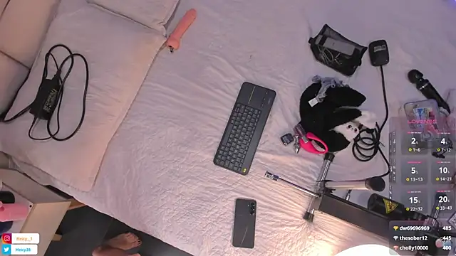 Heicy--01 online show from November 20, 2025, 8:09 pm