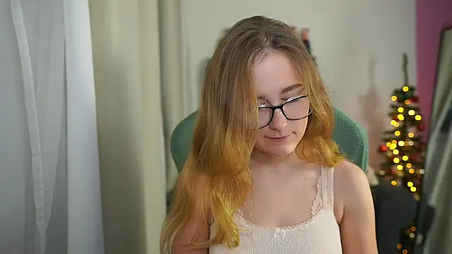 Snapshot of glossy_babe_ chatting on December 23, 2025, 9:19 am glossy babe online show from December 23, 2025, 9:19 am