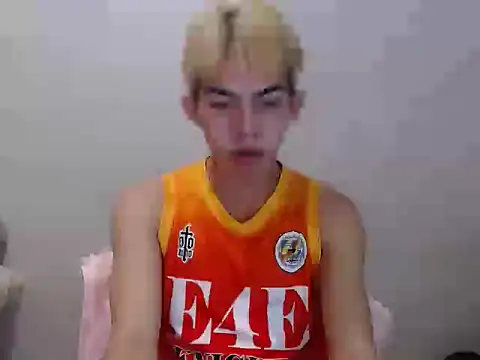 Snapshot of Urhotsilverboy chatting on June 14, 2026, 6:31 pm Urhotsilverboy online show from June 14, 2026, 6:31 pm