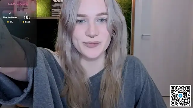 Snapshot of eshleeygreen chatting on June 8, 2026, 10:32 pm eshleeygreen online show from June 8, 2026, 10:32 pm