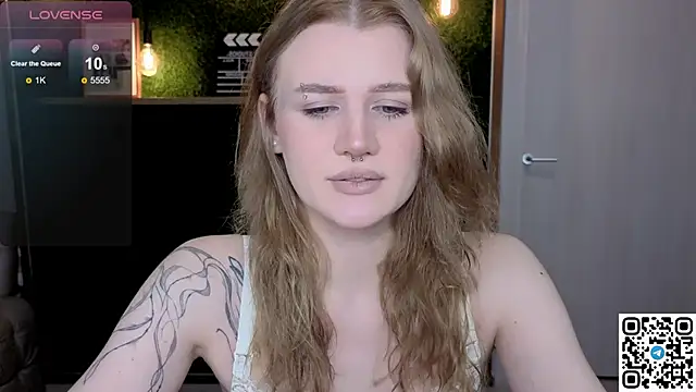 Snapshot of eshleeygreen chatting on May 10, 2026, 9:27 pm eshleeygreen online show from May 10, 2026, 9:27 pm