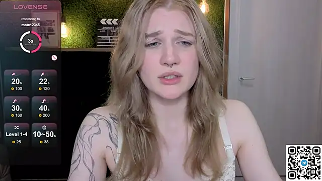 Snapshot of eshleeygreen chatting on May 17, 2026, 8:31 pm eshleeygreen online show from May 17, 2026, 8:31 pm