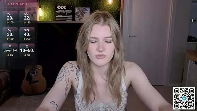 Snapshot of eshleeygreen chatting on May 24, 2026, 3:23 pm eshleeygreen online show from May 24, 2026, 3:23 pm