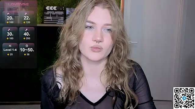 Snapshot of eshleeygreen chatting on May 8, 2026, 9:18 pm eshleeygreen online show from May 8, 2026, 9:18 pm