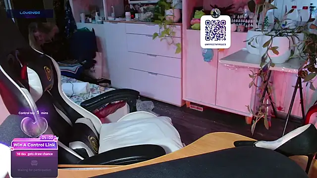 dominyantrix online show from April 13, 2026, 10:41 am