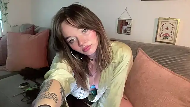 Snapshot of angelgirl98 chatting on February 23, 2026, 10:21 pm angelgirl98 online show from February 23, 2026, 10:21 pm