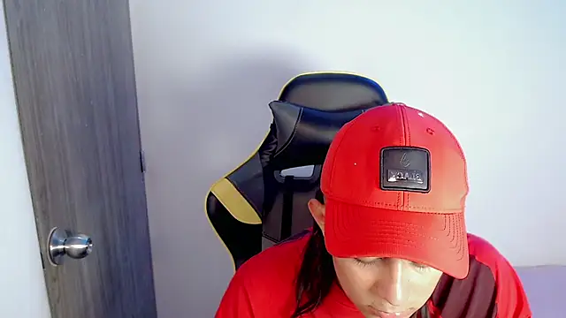 Snapshot of Tatann_18 chatting on November 6, 2025, 7:18 pm Tatann 18 online show from November 6, 2025, 7:18 pm