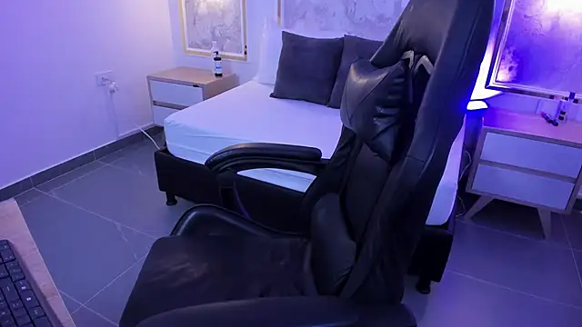 coral rosse  online show from December 23, 2025, 2:33 am