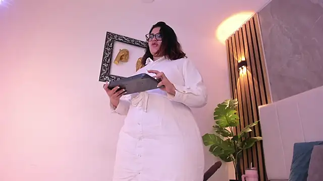 Snapshot of Carlotta_de_velour chatting on June 22, 2026, 3:12 am Carlotta de velour online show from June 22, 2026, 3:12 am