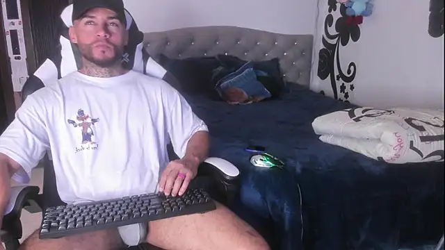 Snapshot of couple-hothot chatting on November 25, 2025, 8:31 pm couple-hothot online show from November 25, 2025, 8:31 pm