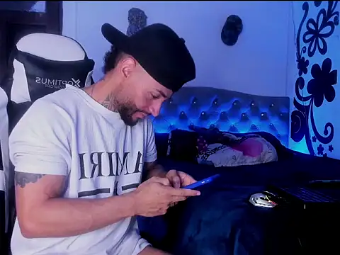 Snapshot of couple-hothot chatting on December 19, 2025, 11:29 pm couple-hothot online show from December 19, 2025, 11:29 pm