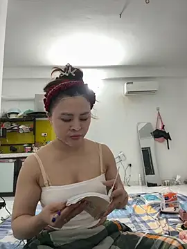 Snapshot of hellela-a chatting on November 7, 2025, 6:56 pm hellela-a online show from November 7, 2025, 6:56 pm