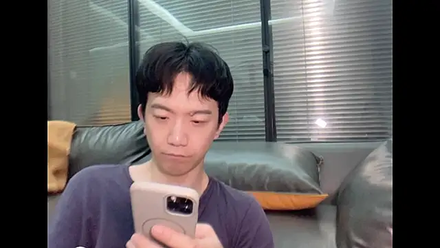 Snapshot of CouplingCry chatting on December 4, 2025, 1:54 pm CouplingCry online show from December 4, 2025, 1:54 pm