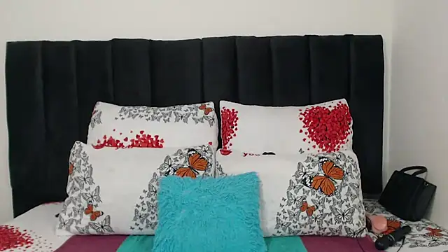 Snapshot of Miss-Berries chatting on April 1, 2026, 1:19 am Miss-Berries online show from April 1, 2026, 1:19 am