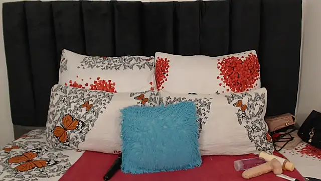 Snapshot of Miss-Berries chatting on May 3, 2026, 9:18 pm Miss-Berries online show from May 3, 2026, 9:18 pm