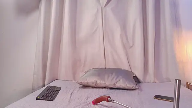 Snapshot of crystal_gilton chatting on July 1, 2026, 7:14 pm crystal gilton online show from July 1, 2026, 7:14 pm