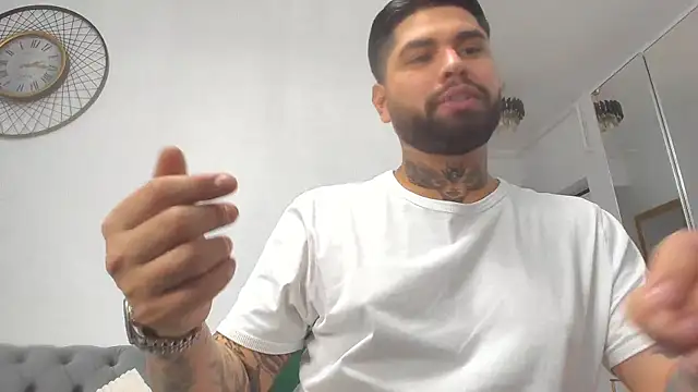 Snapshot of alexandermoris chatting on December 17, 2025, 6:46 pm alexandermoris online show from December 17, 2025, 6:46 pm