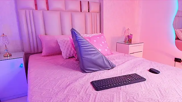 alanarose18 online show from November 20, 2025, 7:14 pm