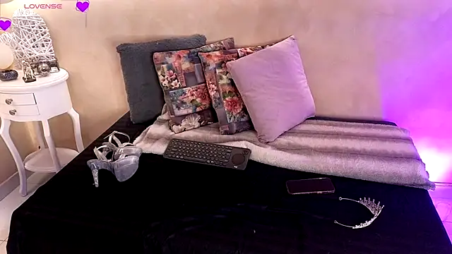 Snapshot of BellaRooux chatting on December 15, 2025, 12:11 pm BellaRooux online show from December 15, 2025, 12:11 pm