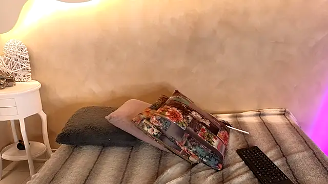 Snapshot of BellaRooux chatting on January 8, 2026, 12:33 pm BellaRooux online show from January 8, 2026, 12:33 pm