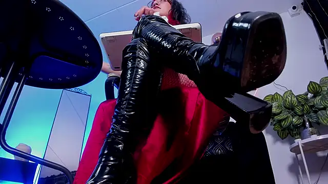 Halley Ravenn online show from June 14, 2026, 2:24 am