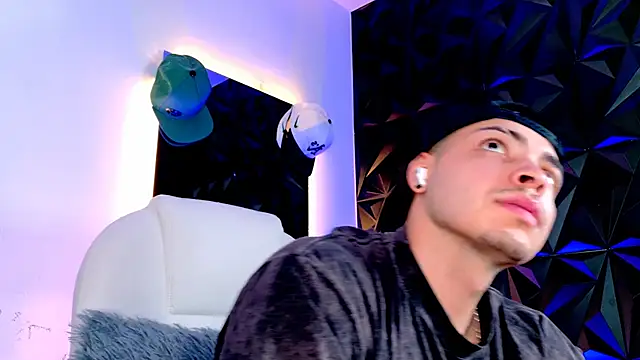 Snapshot of Maxwell_Dupont chatting on December 2, 2025, 9:16 pm Maxwell Dupont online show from December 2, 2025, 9:16 pm