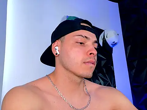 Snapshot of Maxwell_Dupont chatting on November 25, 2025, 7:58 pm Maxwell Dupont online show from November 25, 2025, 7:58 pm