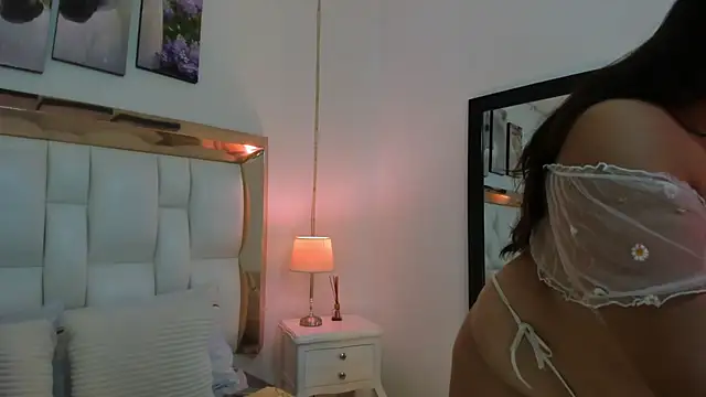 ElaineJackson online show from November 18, 2025, 5:49 pm