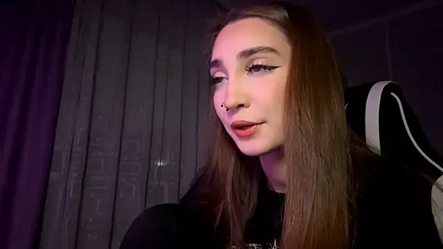 HollyPaw online show from November 8, 2025, 7:39 pm