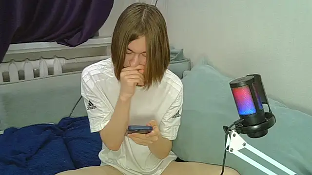 kr1sfemboy online show from November 13, 2025, 7:40 pm