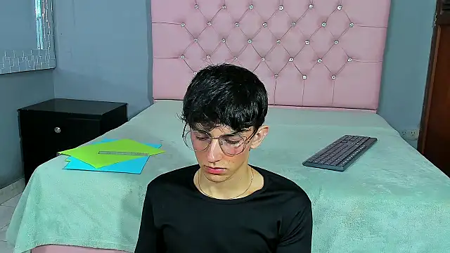 ElanGiraldo online show from January 13, 2026, 9:52 pm