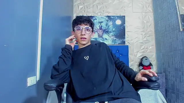 ElanGiraldo online show from June 30, 2026, 10:54 pm