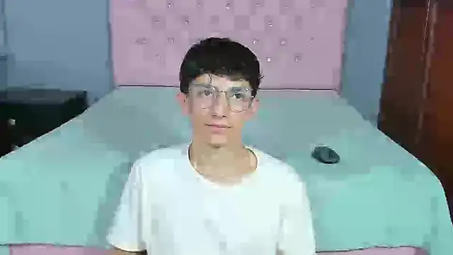 ElanGiraldo online show from January 6, 2026, 10:47 pm