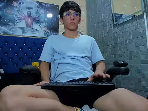 ElanGiraldo online show from March 26, 2026, 11:13 pm