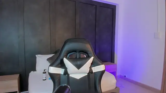 alissongirl  online show from February 18, 2026, 7:10 pm