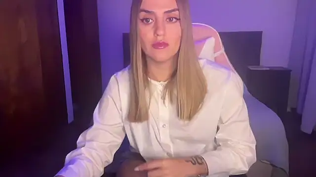 Snapshot of MiaGlows chatting on November 25, 2025, 12:55 am MiaGlows online show from November 25, 2025, 12:55 am