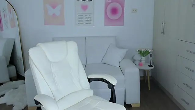 Miaafoxy online show from November 18, 2025, 5:55 am