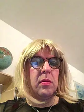 Snapshot of simone_xdressing chatting on February 10, 2025, 12:30 am simone xdressing online show from February 10, 2025, 12:30 am