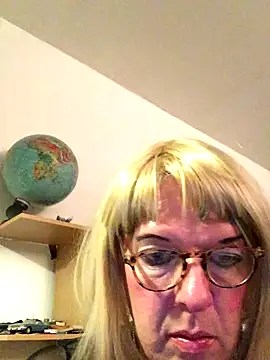 simone xdressing online show from November 5, 2025, 8:01 pm