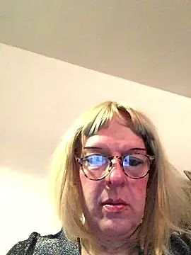 simone xdressing online show from January 13, 2026, 7:40 pm