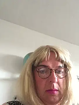 Snapshot of simone_xdressing chatting on July 12, 2026, 6:53 pm simone xdressing online show from July 12, 2026, 6:53 pm