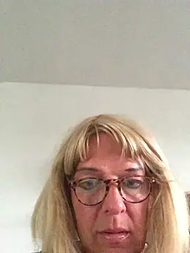 Snapshot of simone_xdressing chatting on July 18, 2026, 7:22 pm simone xdressing online show from July 18, 2026, 7:22 pm
