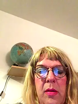 simone xdressing online show from November 2, 2025, 7:52 pm