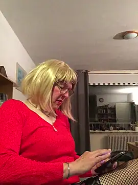 Snapshot of simone_xdressing chatting on September 24, 2025, 11:43 pm simone xdressing online show from September 24, 2025, 11:43 pm