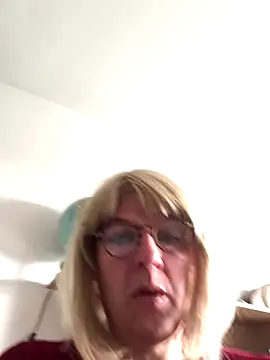 Snapshot of simone_xdressing chatting on October 19, 2025, 1:03 pm simone xdressing online show from October 19, 2025, 1:03 pm