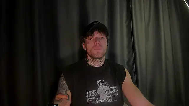 Snapshot of Huntall77 chatting on December 1, 2025, 3:13 pm Huntall77 online show from December 1, 2025, 3:13 pm