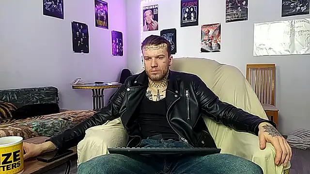 Snapshot of Huntall77 chatting on January 18, 2026, 8:40 am Huntall77 online show from January 18, 2026, 8:40 am