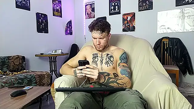 Snapshot of Huntall77 chatting on January 19, 2026, 5:11 am Huntall77 online show from January 19, 2026, 5:11 am