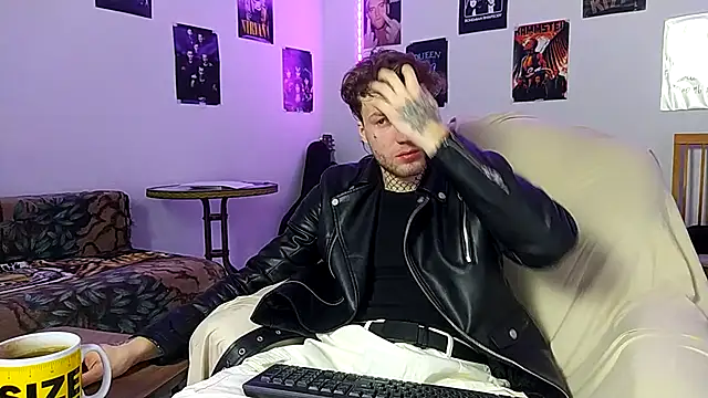 Snapshot of Huntall77 chatting on January 8, 2026, 3:01 am Huntall77 online show from January 8, 2026, 3:01 am